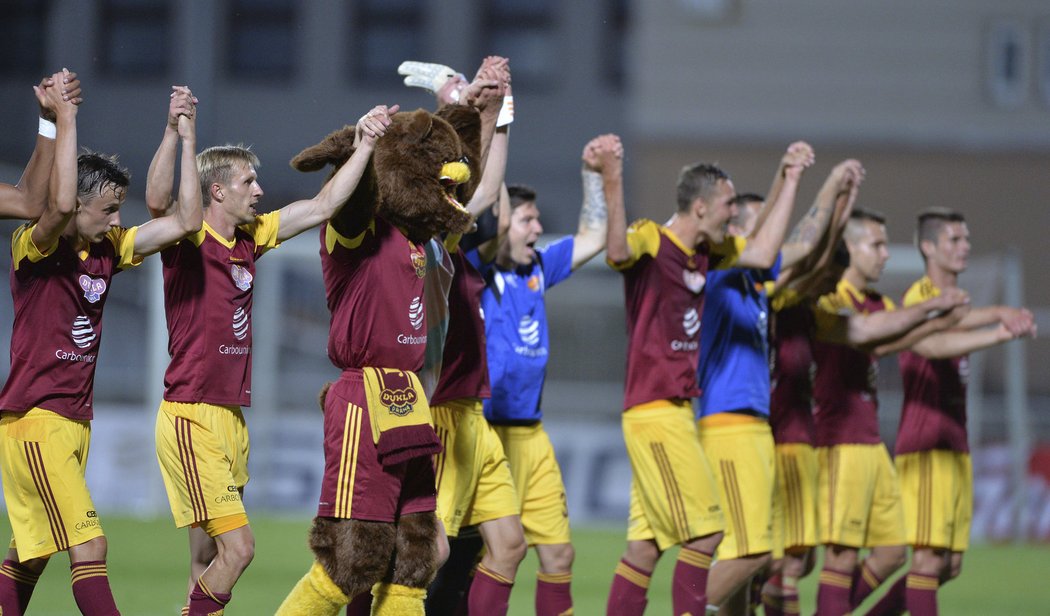 Dukla vyhrála nad Plzní v Synot lize poprvé v historii, Pražané z toho měli velkou radost, což potvrzovaly pozápasové oslavy.