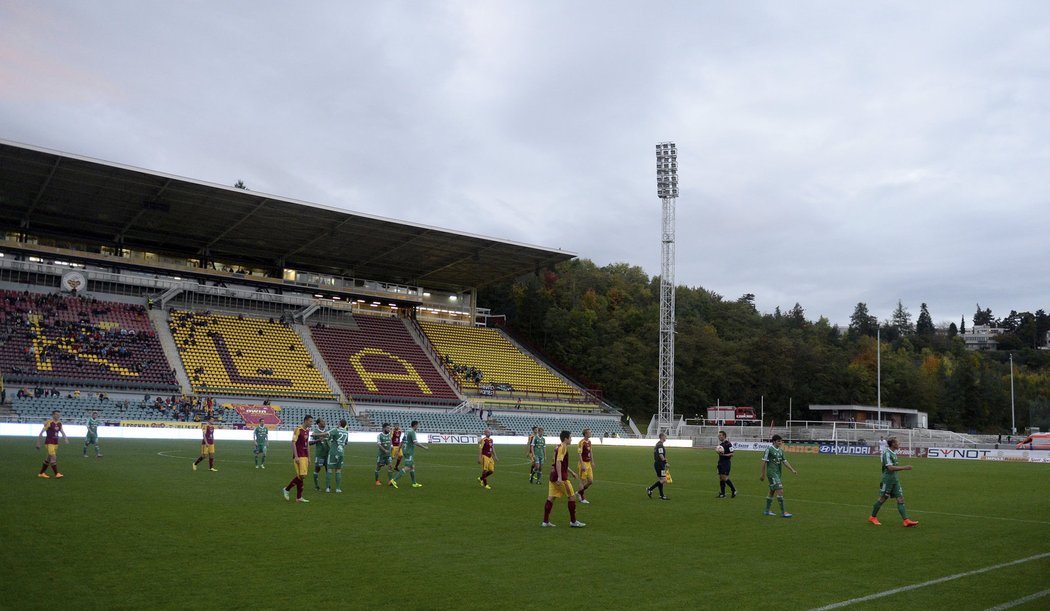 Hráči v zápase Dukla - Příbram při prvním přerušení kvůli výpadku světel opouštějí hřiště