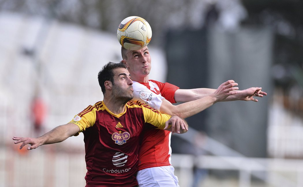 Španělský útočník Dukly Nestór Albiach (vlevo) v hlavičkovém souboji s Jaromírem Zmrhalem ze Slavie