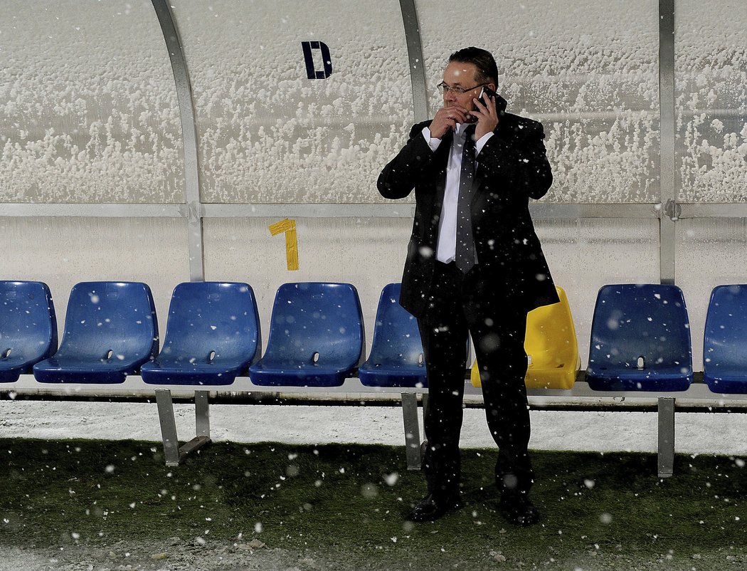 Delegát zápasu Dukla - Sparta Miroslav Tullinger se možná po telefonu ptá, jak dlouho má ještě sněžit. Duel se nakonec nehrál.