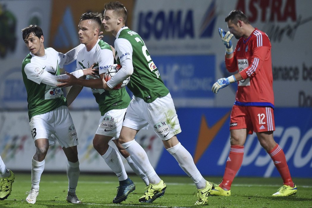 Autor prvního gólu Jablonce z penalty Stanislav Tecl (uprostřed vlevo) se raduje se spoluhráči. Vpravo brankář Boleslavi Jan Šeda.