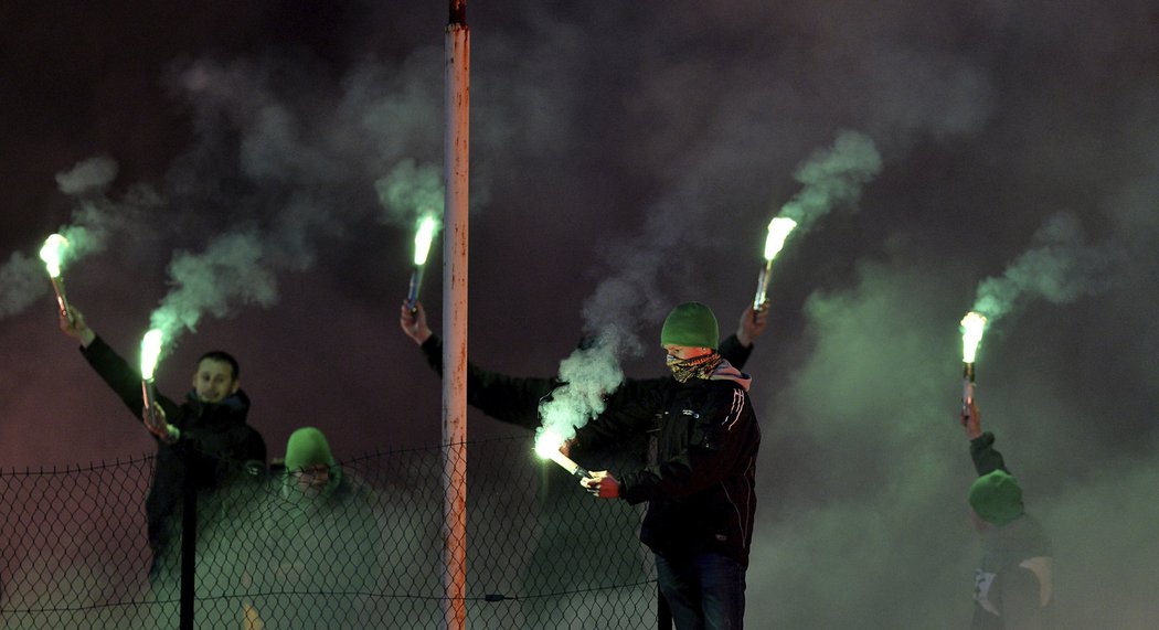 Fanoušci Jablonce s pyrotechnikou při zápase s Plzní