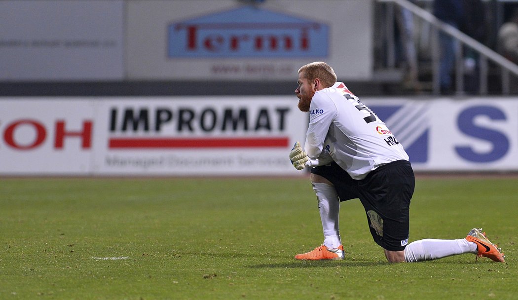 Smutný brankář Jablonce Vlastimil Hrubý po rozhodujícím gólu Radima Řezníka