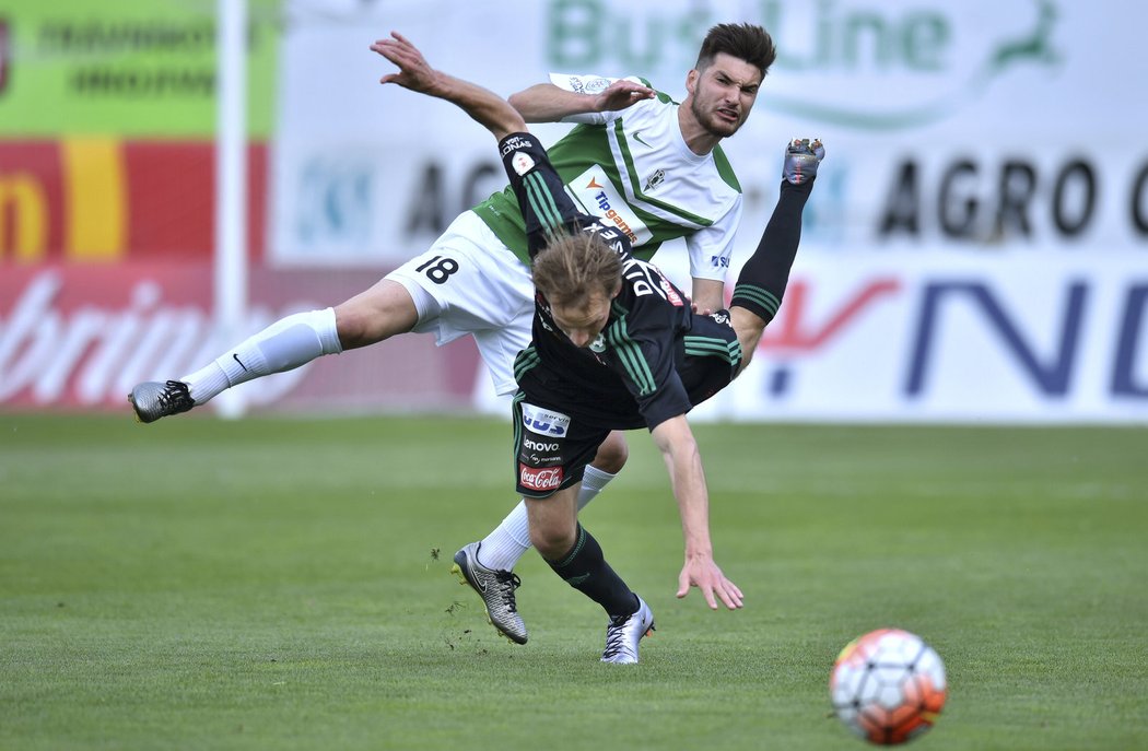 Jablonecký Michal Trávník atakuje příbramského Josefa Divíška v utkání závěrečného kola Synot ligy.