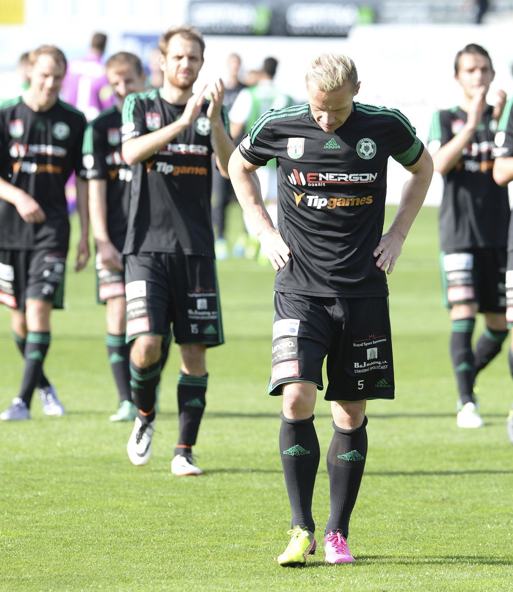 Obránce Tomáš Zápotočný kráčí se sklopenou hlavou ze hřiště po utkání v Jablonci. Přitom mohl po remíze 0:0 slavit záchranu...