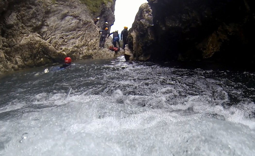 Skok do ledové vody a pak cesta kaňonem horské říčky. Ideální prostředí na stmelení kolektivu