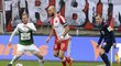 Jablonecký Tomáš Hübschman v souboji o míč s Martinem Latkou ze Slavie v utkání Synot ligy.