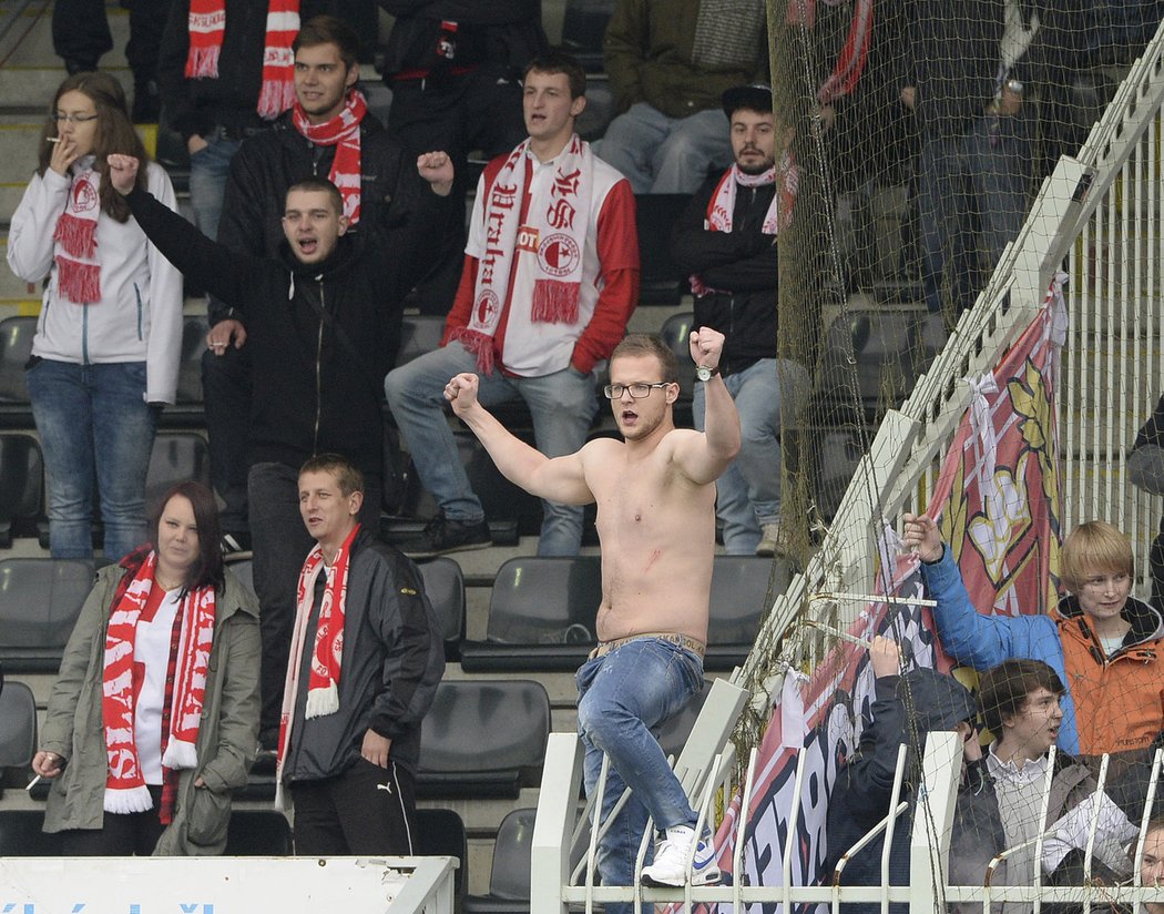 Některým fanouškům Slavie bylo během utkání Synot ligy v Jablonci pořádné horko, proto fandili odhalení do půl těla.