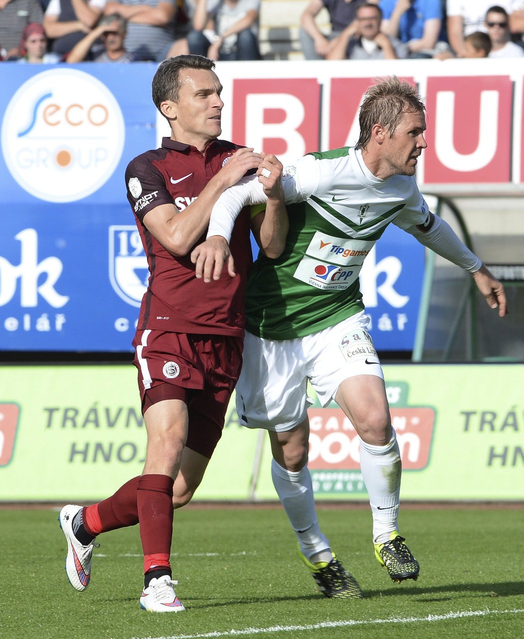 Sparťan David Lafata svedl během utkání Synot ligy v Jablonci s Tomášem Hübschmanem řadu soubojů. Zápas skončil nerozhodně 1:1.