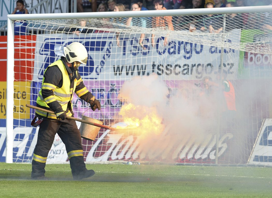 Fanoušci si během zápasu Jablonce se Spartou neodpustili hlasité nadávky ani světlice a ohně na hřišti. Zápas Synot ligy skončil nerozhodně 1:1. Oheň museli likvidovat i hasiči.