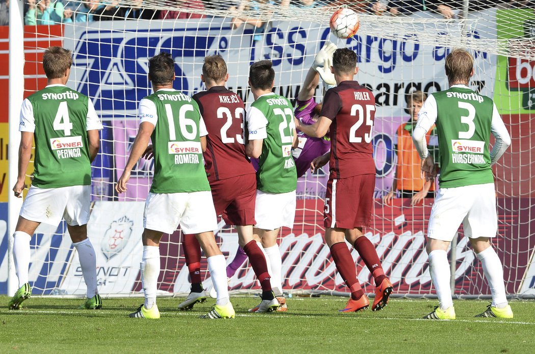 Jablonecký gólman Hrubý vytáhl v nastavení duelu se Spartou parádní zákrok. Zápas Synot ligy skončil i díky němu nerozhodně 1:1.