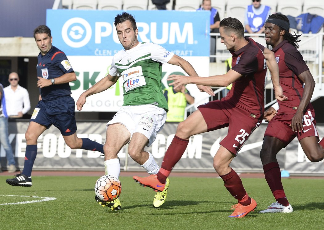 Jablonecký Martin Pospíšil se snaží odehrát míč před sparťanem Mario Holkem v utkání Synot ligy, které skončilo 1:1.