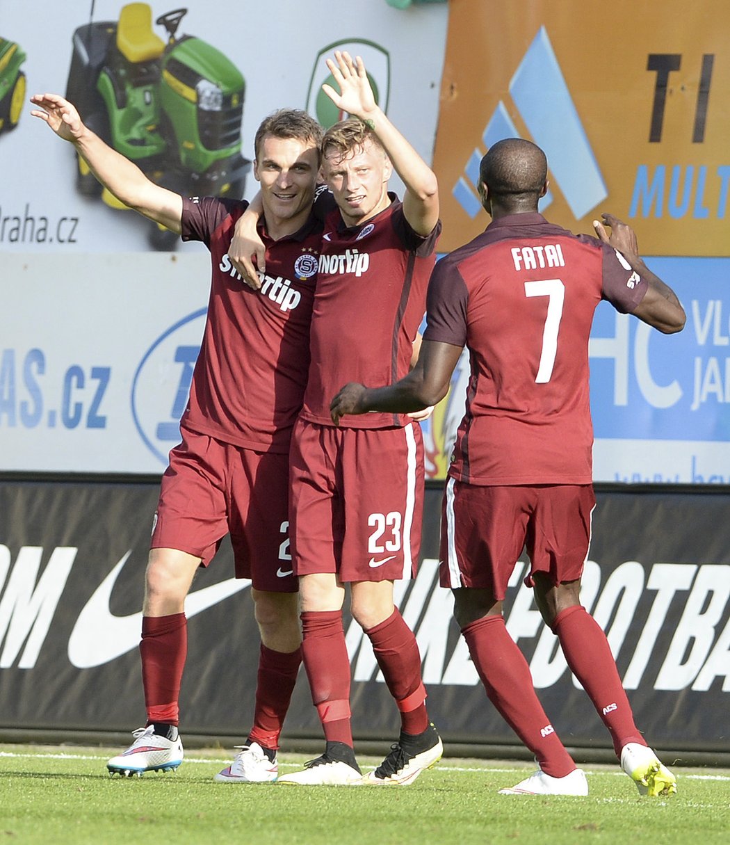 Sparťané slaví vedoucí gól Davida Lafaty při utkání Synot ligy v Jablonci. Zápas nakonec skončil 1:1.