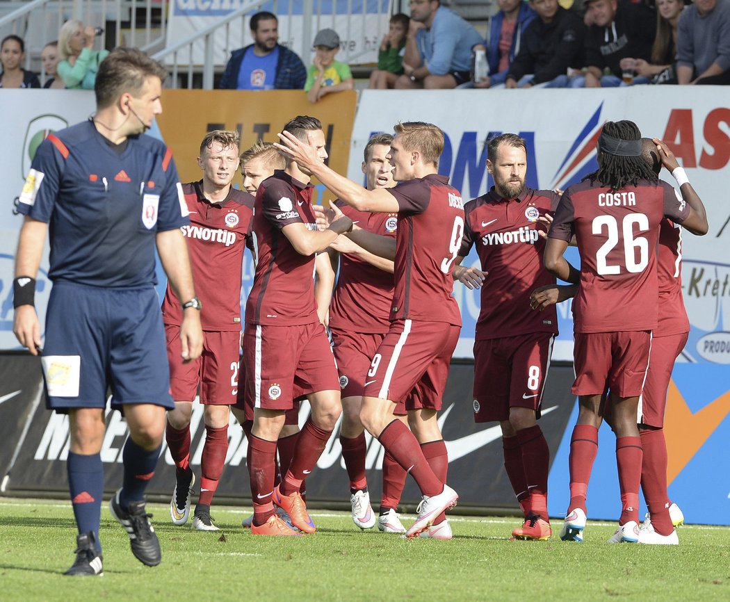 Sparťanská radost po vedoucím gólu Davida Lafaty během utkání Synot ligy v Jablonci. Zápas skončil nerozhodně 1:1. Jablonec vyrovnal z penalty.