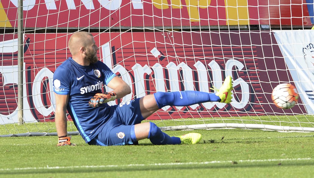 Gólman David Bičík dlouho držel naděje Sparty při utkání v Jablonci, nakonec ale kapituloval z penalty a zápas skončil 1:1.