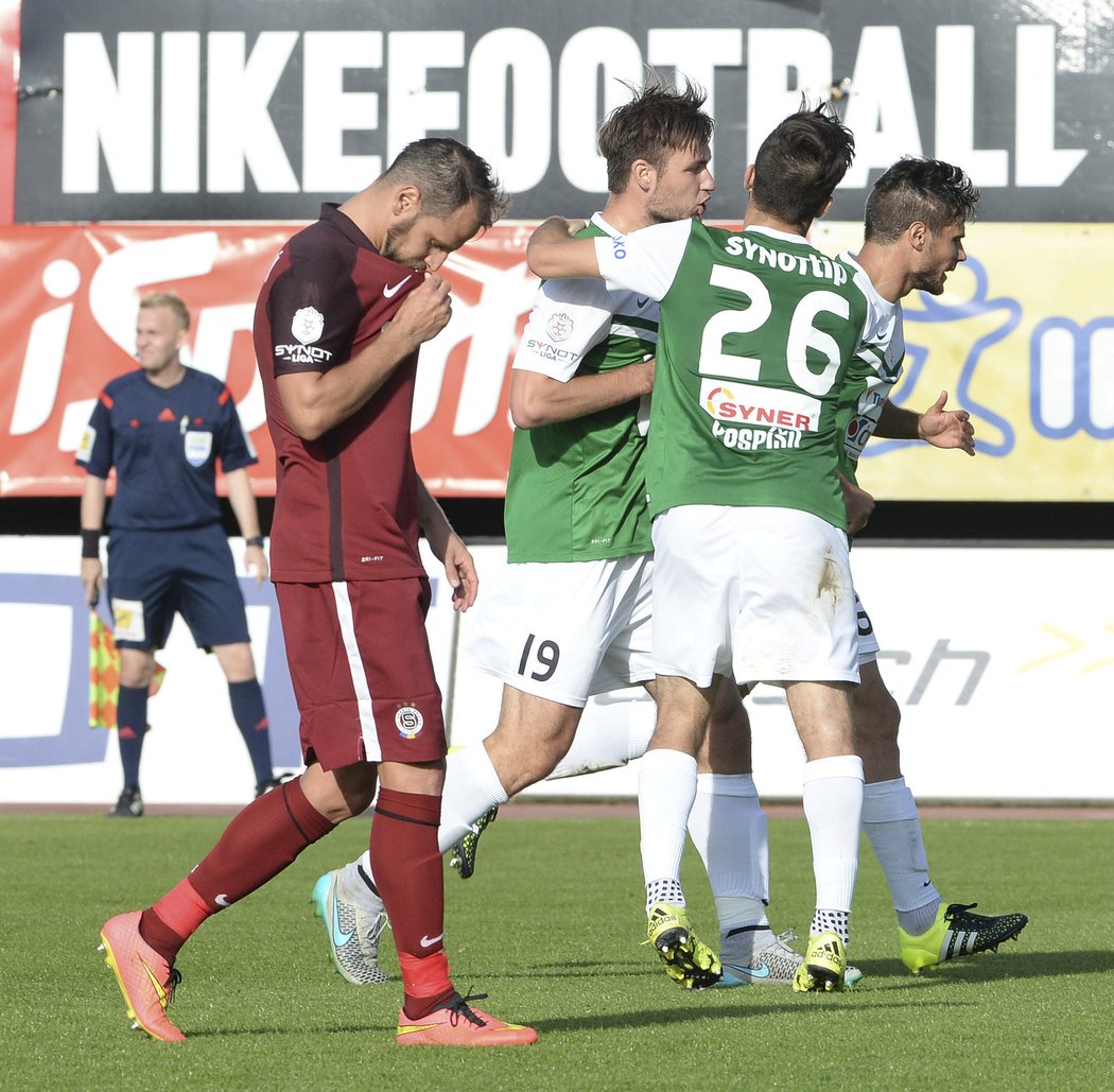 Jablonec se raduje z vyrovnávací trefy v utkání se Spartou. Zápas Synot ligy skončil nerozhodně 1:1.