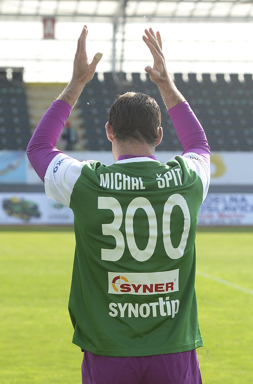 300. Tolik ligových zápasů odchytal brankář Michal Špit