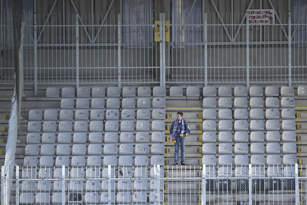 Osamocený fanoušek Zlína v zápase fotbalové ligy v Jablonci
