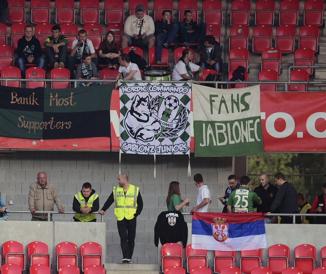 Fanoušci Jablonce vyvěsili srbskou vlajku.