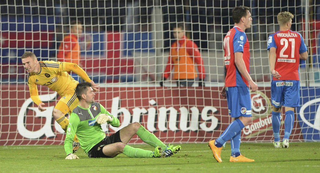 Jihlavský Mešanovič vyrovnal v duelu s Plzní po přestávce na 1:1, na zemi sedí zklamaný gólman Viktorie Kozáčik.