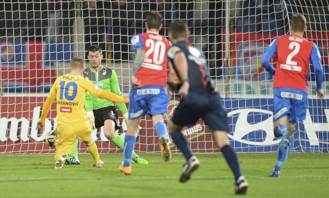 Jihlavský Mešanovič střílí první branku do plzeňské sítě a vyrovnává na 1:1. Nakonec ale Vysočina vyhrála 2:1.