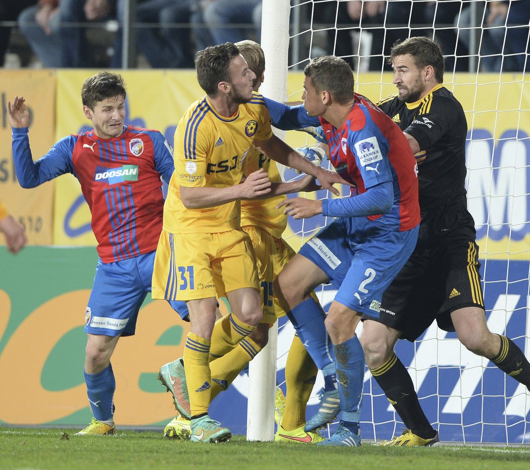 Jihlavský gólman Jan Hanuš zasahuje při závěru před brankou Vysočiny. Ta vyhrála duel s Plzní 2:1.