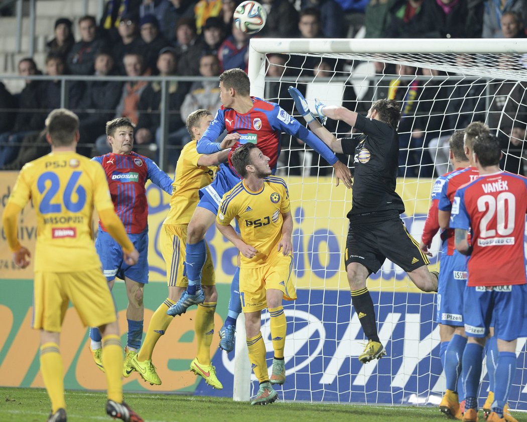 Jihlavský gólman Jan Hanuš důrazně zasahuje při závěru před brankou Vysočiny. Ta vyhrála duel s favorizovanou Plzní 2:1.