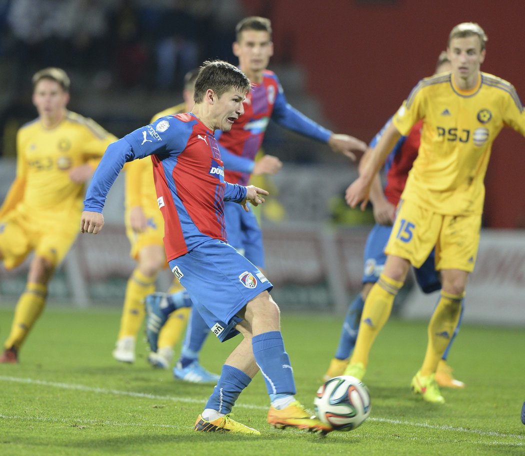 Plzeňský Václav Pilař se snaží o zakončení při utkání v Jihlavě. Ligový zápas vyhrála Vysočina 2:1.