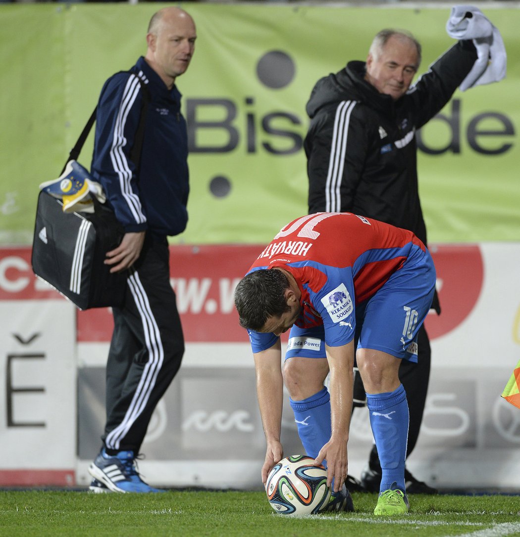 Zkušený záložník Plzně Pavel Horváth se po nástupu na hřiště ujal hned rozehrávání standardních situací. Staví si míč k rohovému kopu.