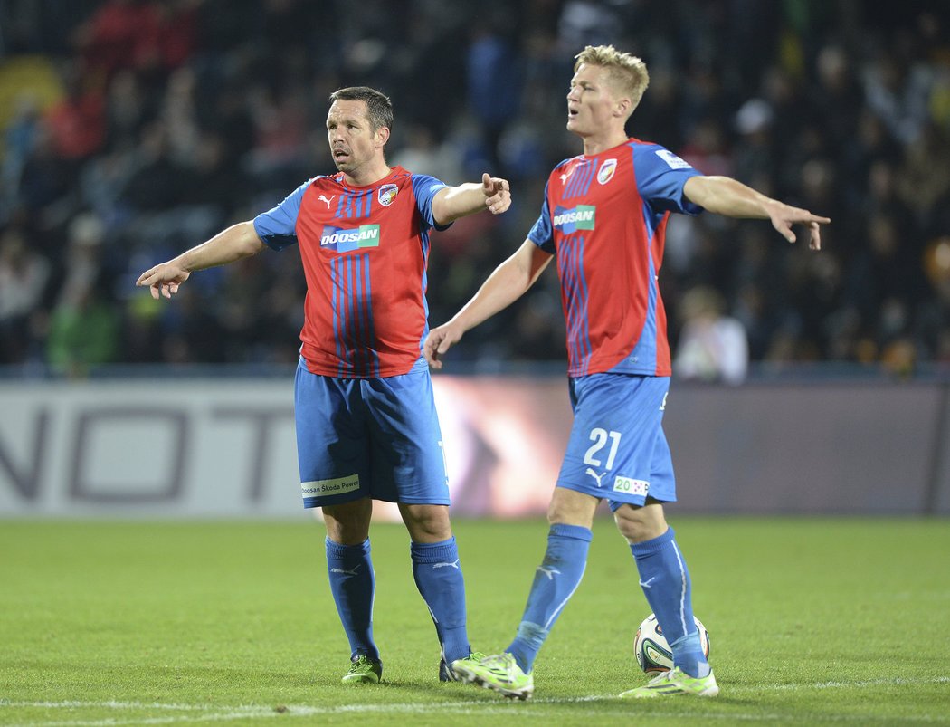 Pavel Horváth a Václav Procházka gestikulují, ale nebylo jim to nic platné. Plzeň v Jihlavě prohrála 1:2.