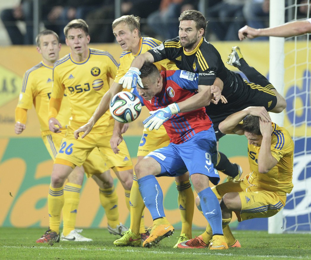 Jihlavský gólman Jan Hanuš zboural všechno, co stálo před ním. Tedy i plzeňského soupeře. Vysočina ale slavila úspěch, nad favoritem vyhrála 2:1.