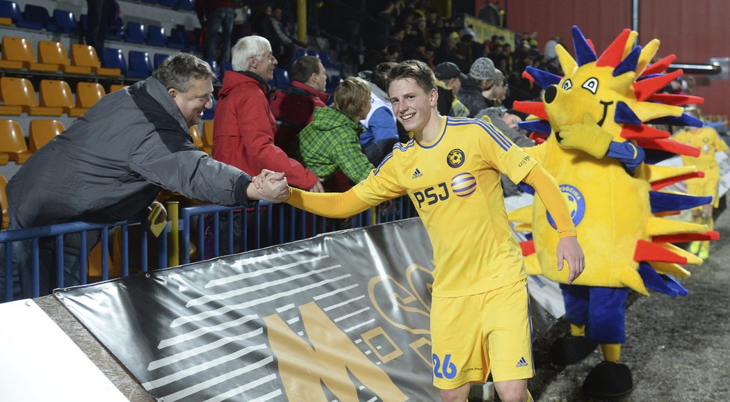 Tohle si Plzeň za rámeček nedá. Západočeši vedli na Vysočině 1:0, ale nakonec prohráli. Naopak Jihlava se topila v radosti a hráči slavili s fanoušky.