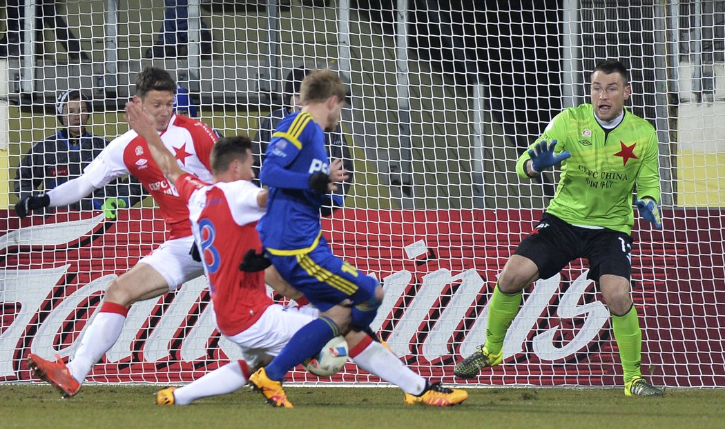 Jan Bořil hasí šanci jihlavského Jozefa Bazala před brankou Slavie, kterou hájil Martin Berkovec