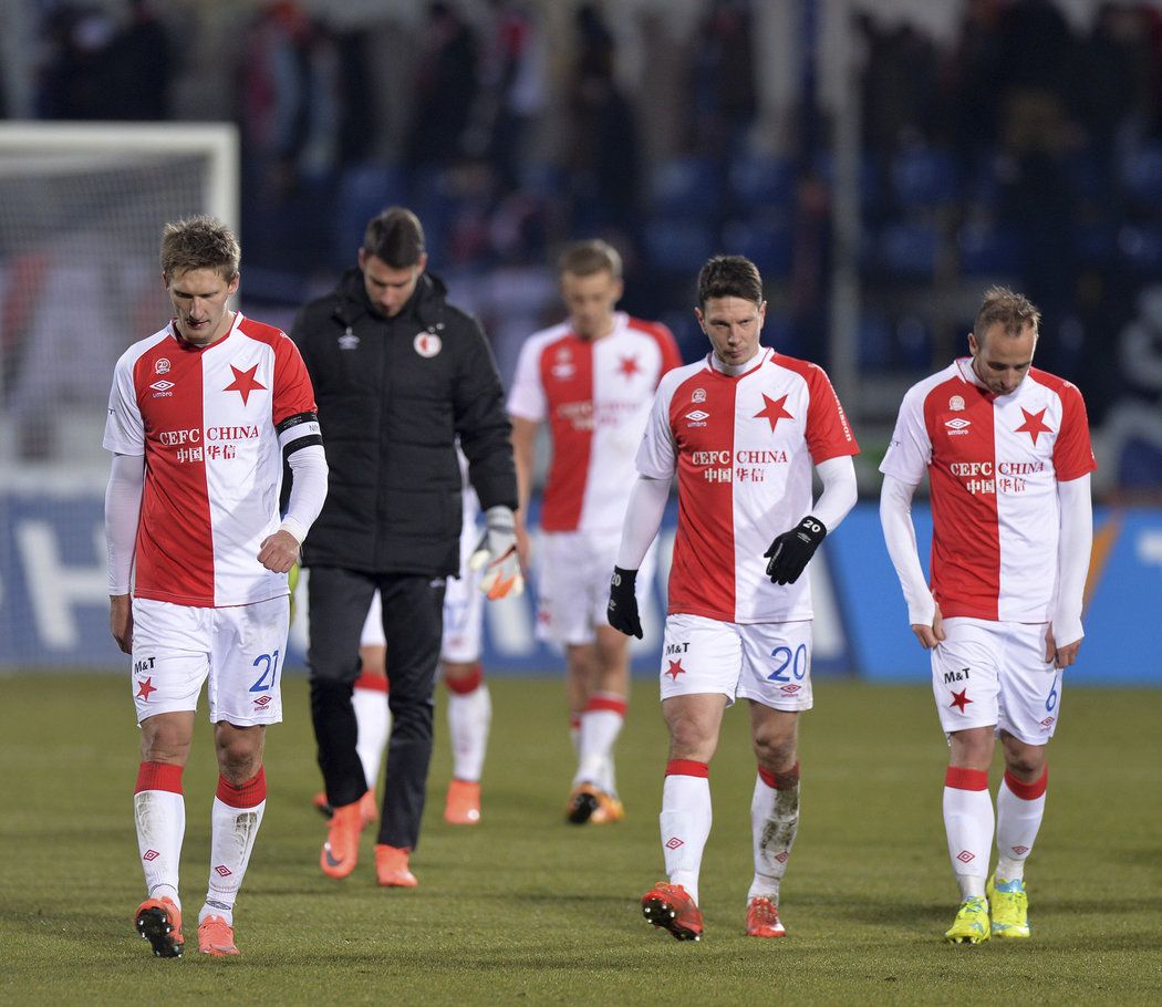 Zklamaní slávisté opouštějí hřiště v Jihlavě, kde i přes velké šance jen remizovali 0:0. Vlevo kapitán Milan Škoda.