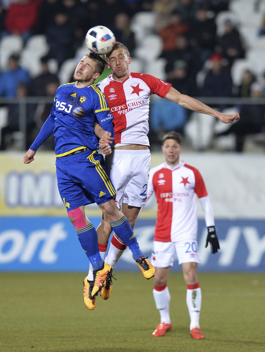 Hlavičkový souboj Radka Voltra (vlevo), kmenového hráče Slavie působícího v Jihlavě, a Tomáše Součka