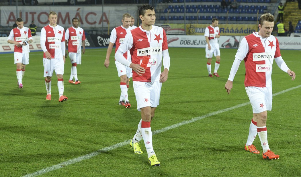 Rozpaky a smutek. V takovém rozpoložení opouštěli hřiště Vysočiny Jihlava po porážce 0:1 fotbalisté Slavie.