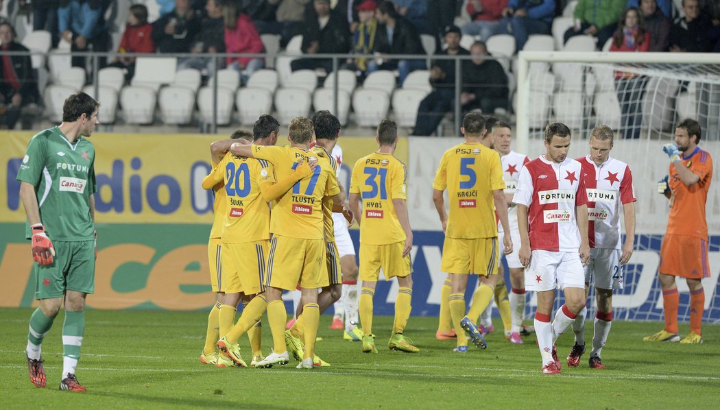 Fotbalisté Jihlavy se radují, v Synot lize vyhráli nad Slavií 1:0. Pražané zpytují svědomí, prohráli pátý zápas v řadě.