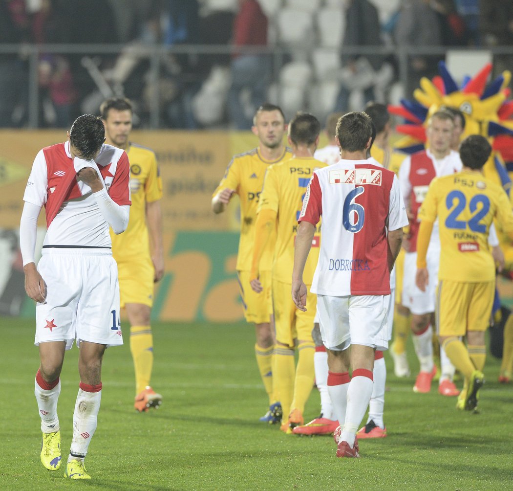 Fotbalisté Slavie se v Synot lize trápí, když prohráli už pátý zápas v řadě. Naposledy sešívaní padli na půdě Vysočiny Jihlava 0:1