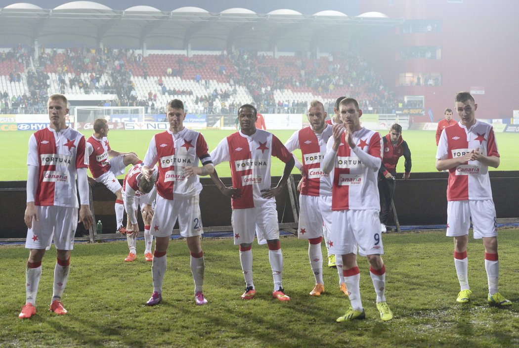 Rozpačitá děkovačka Slavie. Pražané prohráli na půdě Vysočiny Jihlava v Synot lize 0:1, i tak ale přišli zatleskat nejvěrnějším fanouškům.