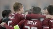 Fotbalisté Sparty se radují z gólu Jakuba Brabce, toho objímá Costa i zaskakující kapitán Holek