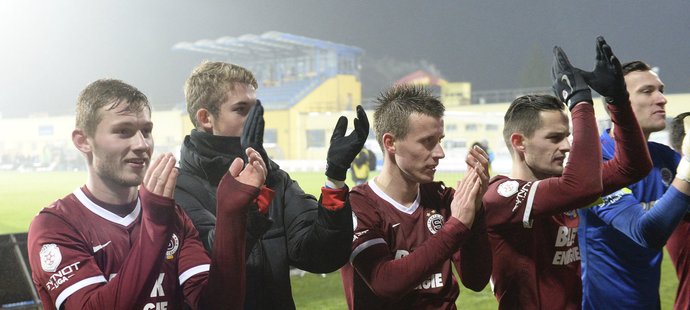 Jakub Brabec se spoluhráči raduje z triumfu v Jihlavě