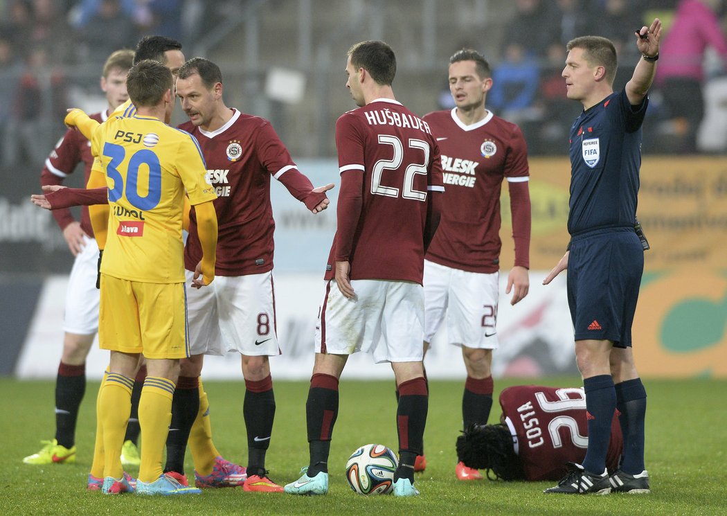 Marek Matějovský domlouvá Kukoľovi, který fauloval Costu