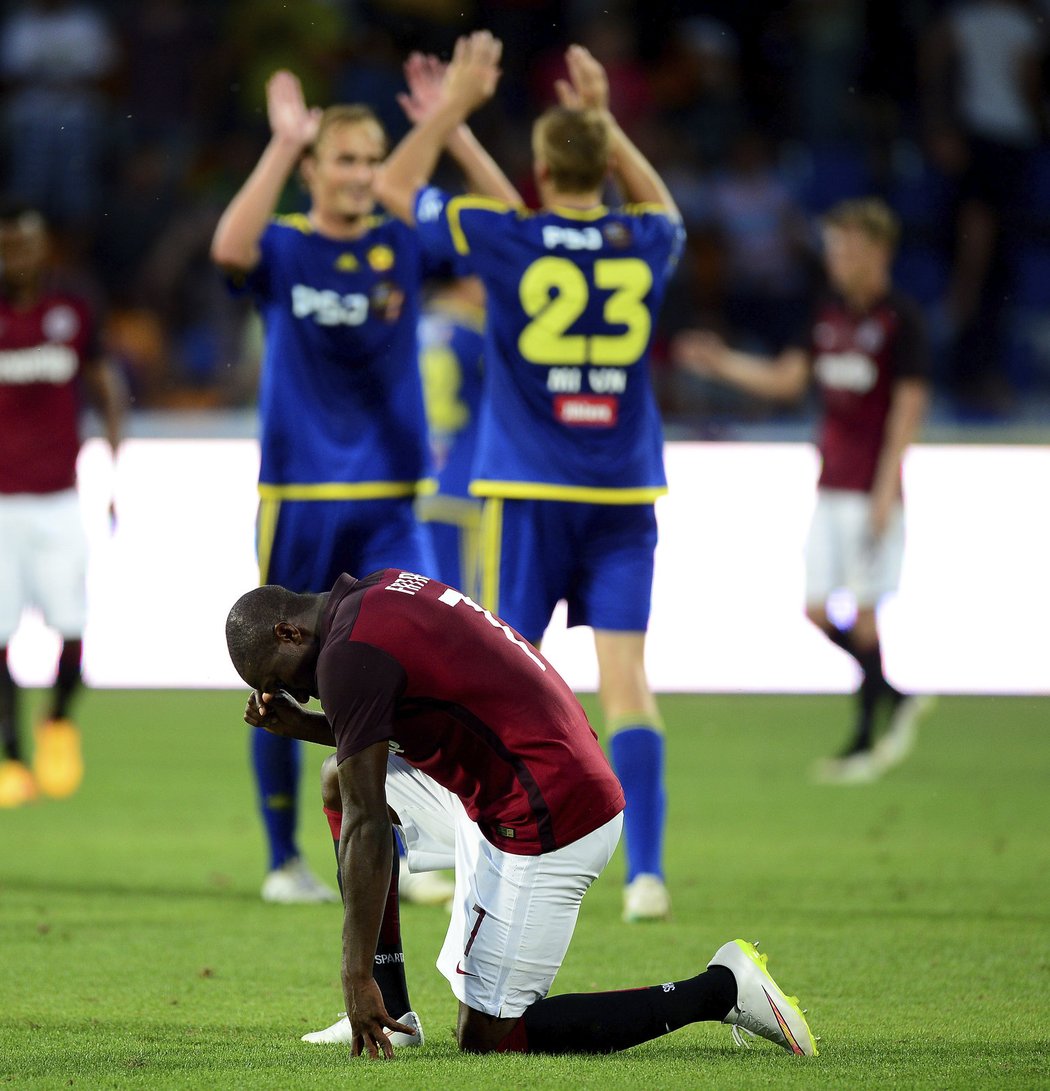 Jihlava slavila remízu 0:0 se Spartou pomalu jako vítězství. Letenský útočník Fatai na kolenou symbolizuje rozpoložení pražského celku a zklamání ze ztráty bodů na startu Synot ligy.