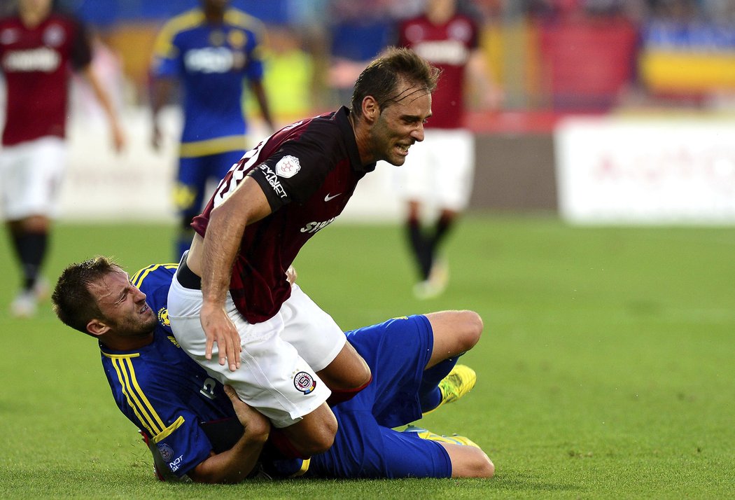 Jihlavský Jiří Krejčí si v souboji se sparťanem Paixaem v utkání 1.kola Synot ligy pomáhal i nedovolenými zákroky. Ty občas bolely oba fotbalisty. Zápas skončil 0:0.