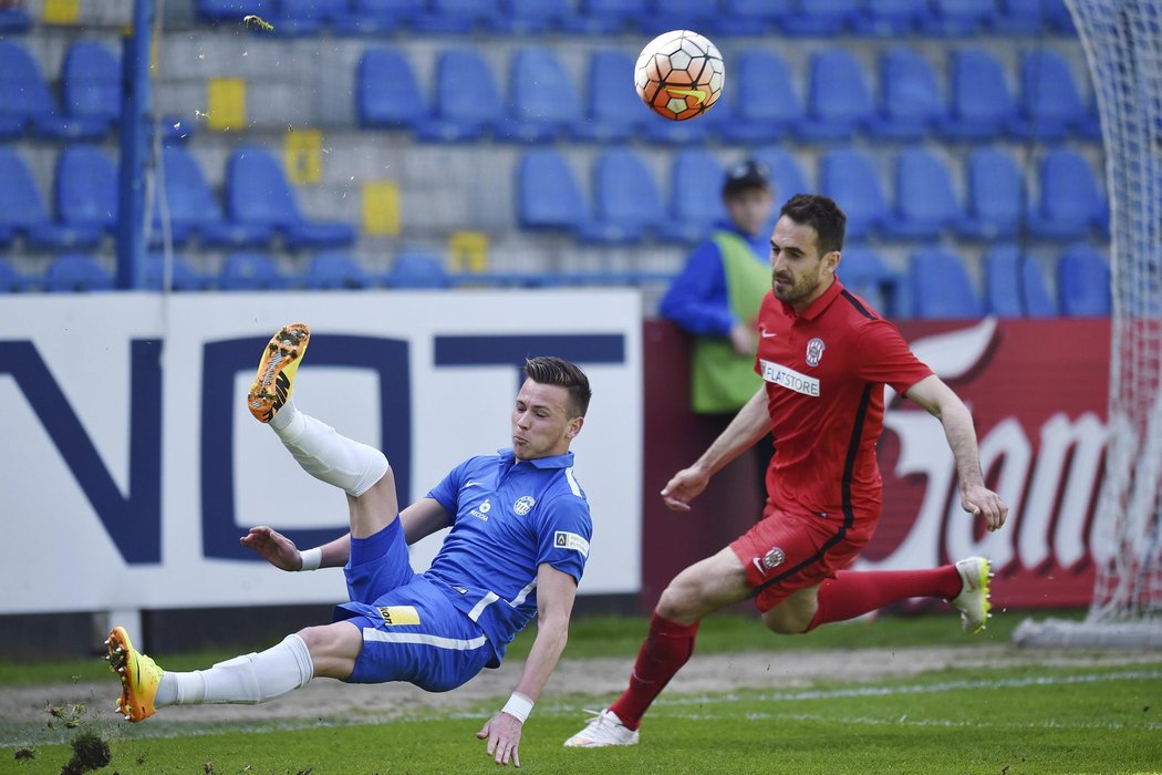 Liberecký fotbalista Egon Vůch (vlevo) odehrává míč před Lukášem Zoubelem z Brna v utkání Synot ligy.