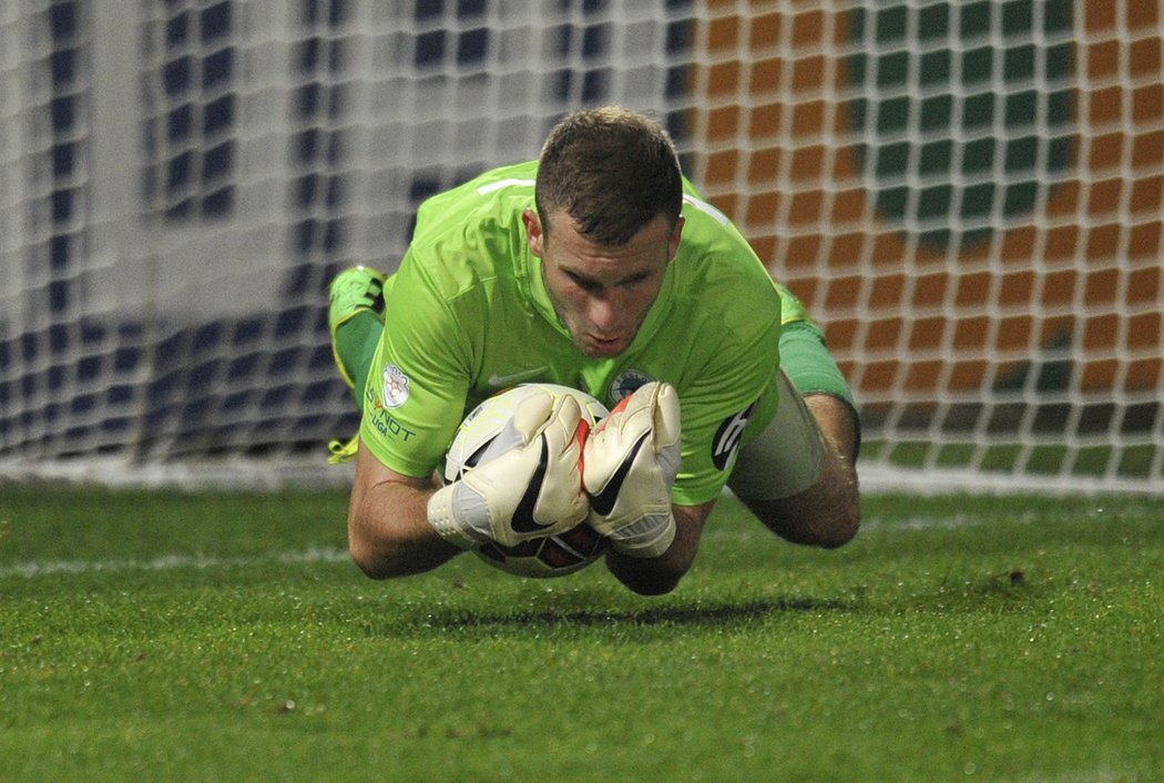 Brankář Ondřej Kolář a jeho zákrok proti fotbalistům Plzně.