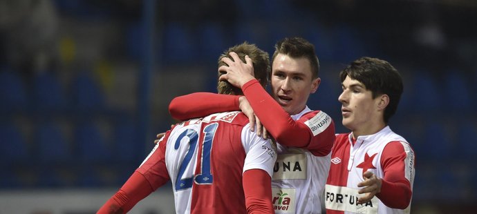 Jaromír Zmrhal (uprostřed), Milan Škoda (vlevo) a Robert Hrubý ze Slavie se radují z druhého gólu v Liberci