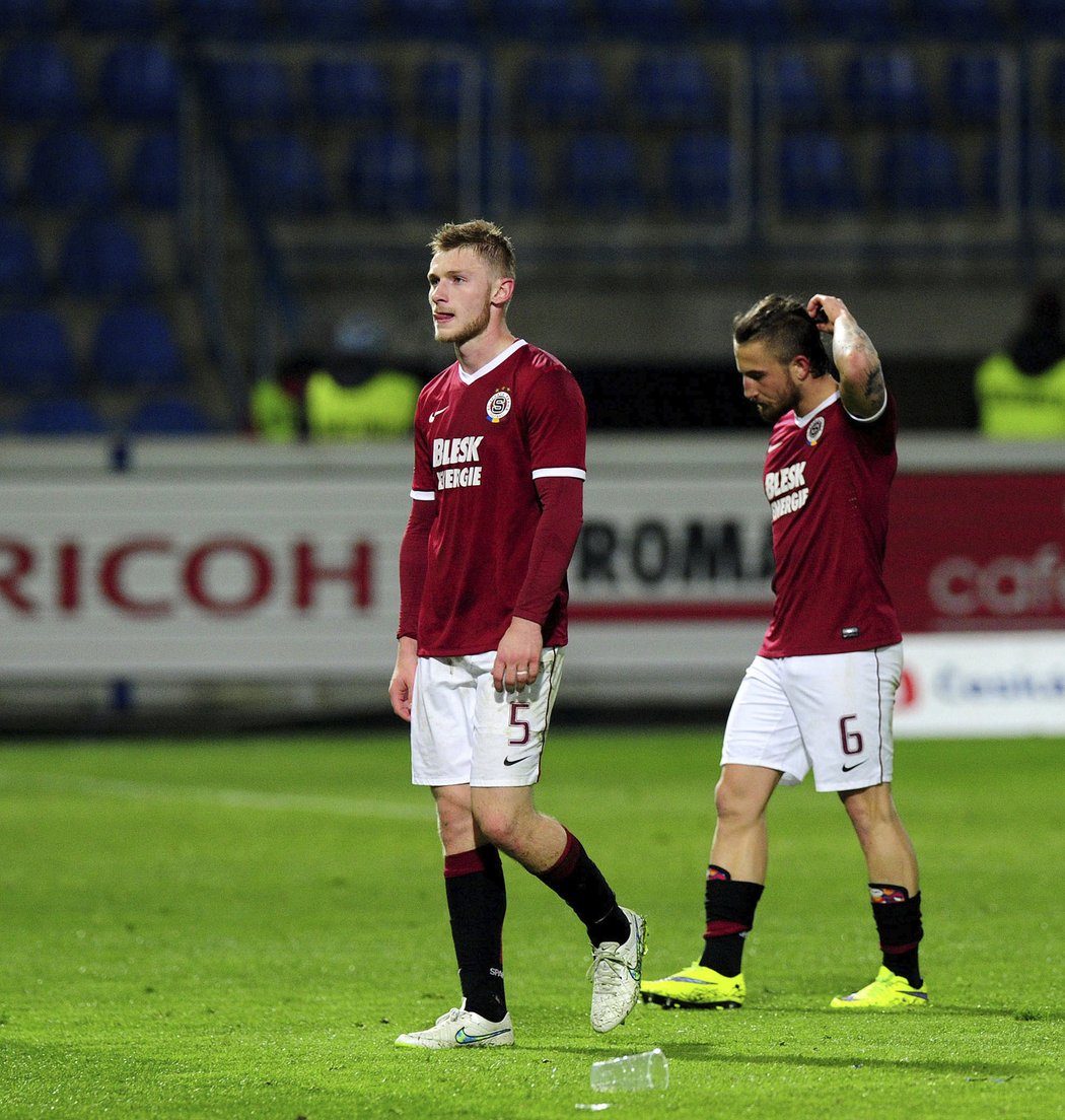 Zklamaní fotbalisté Sparty Jakub Brabec a Lukáš Vácha (vpravo) po porážce v Liberci...