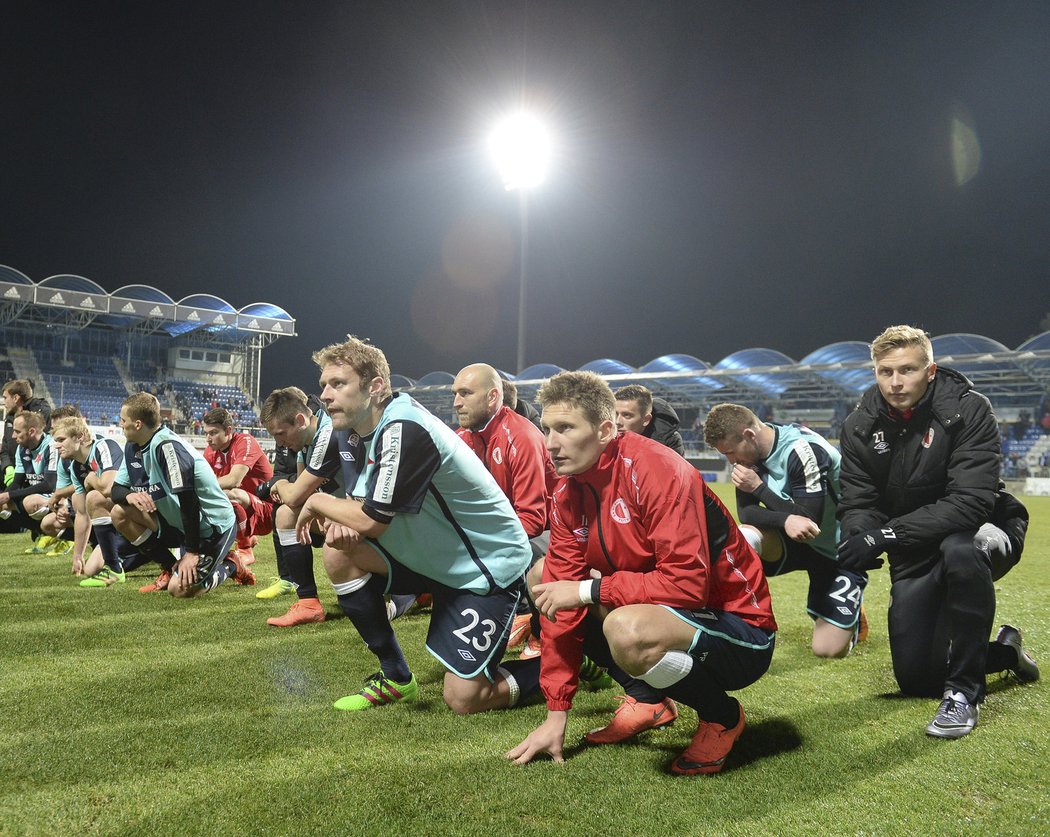 Fotbalisté Slavie absolvovali tradiční děkovačku v Mladé Boleslavi hodně smutní...