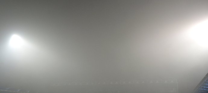 Hustá mlha nad stadionem vedla k přerušení zápasu Mladé Boleslavi s Jihlavou